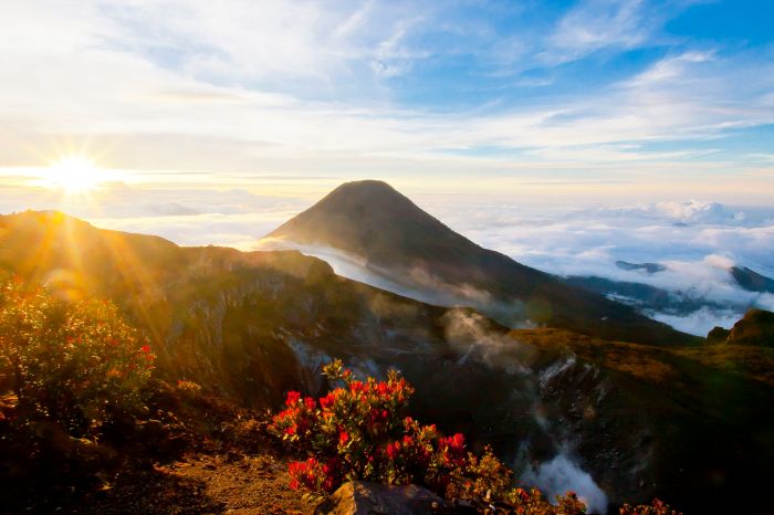 Gunung gede indonesia pangrango park national trekking climb mountains hikers professional gettyimages volcano seen alfian getty hiking