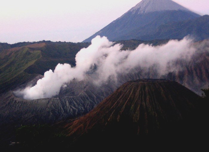 Semeru trekking yoexplore bromo jelajahi gunung