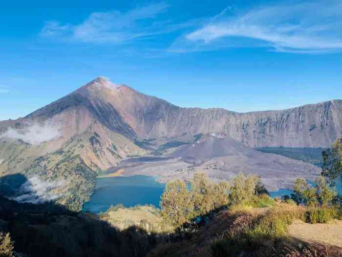 Rinjani beautiful indonesia mount lombok gunung jaya puncak segara anak lake travelindo mountain scenery national park world island