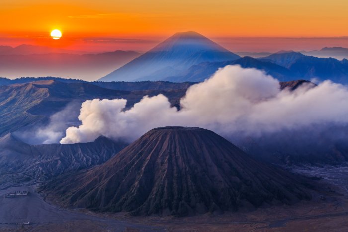 Bromo mount hike crater steps sunrise dust crowds top everywhere wind bit camera even well there little if will