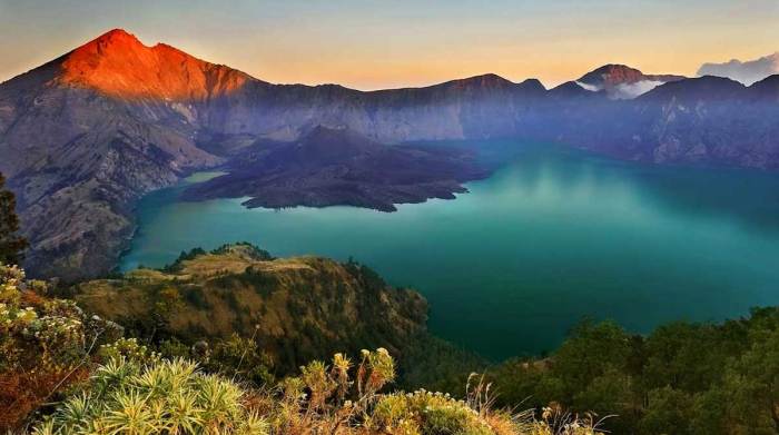 15 Gunung di Indonesia yang Wajib Anda Daki