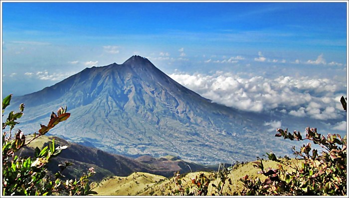 15 Gunung di Indonesia yang Wajib Anda Daki