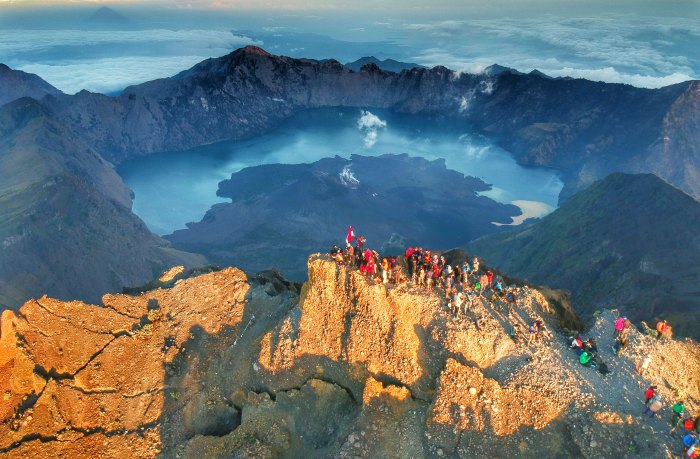 Rinjani trekking climb thorough triptins