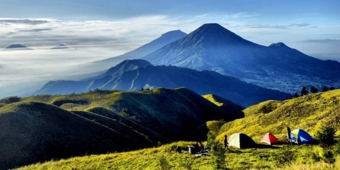 Prau mount sunrise peeping sindoro among clouds sumbing