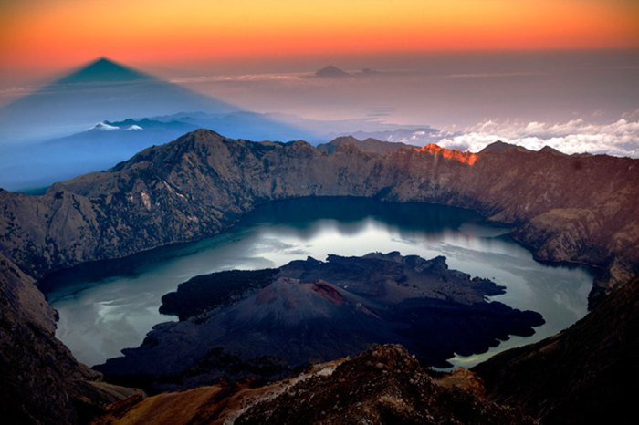 Rinjani trekking climb thorough triptins