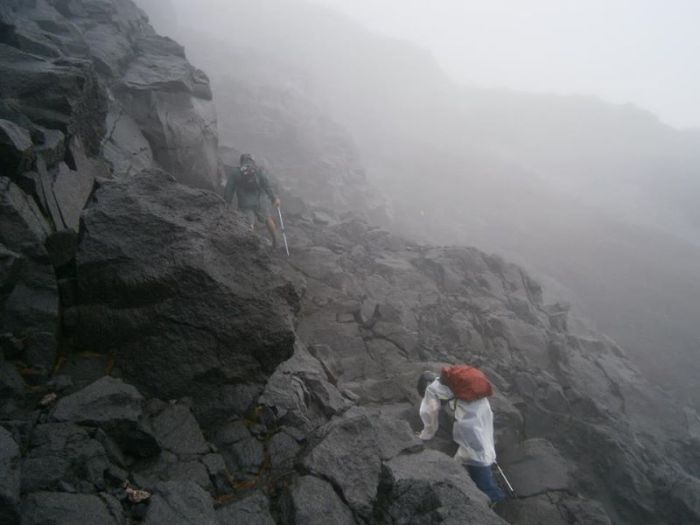 Tips Aman Mendaki Gunung Di Musim Hujan